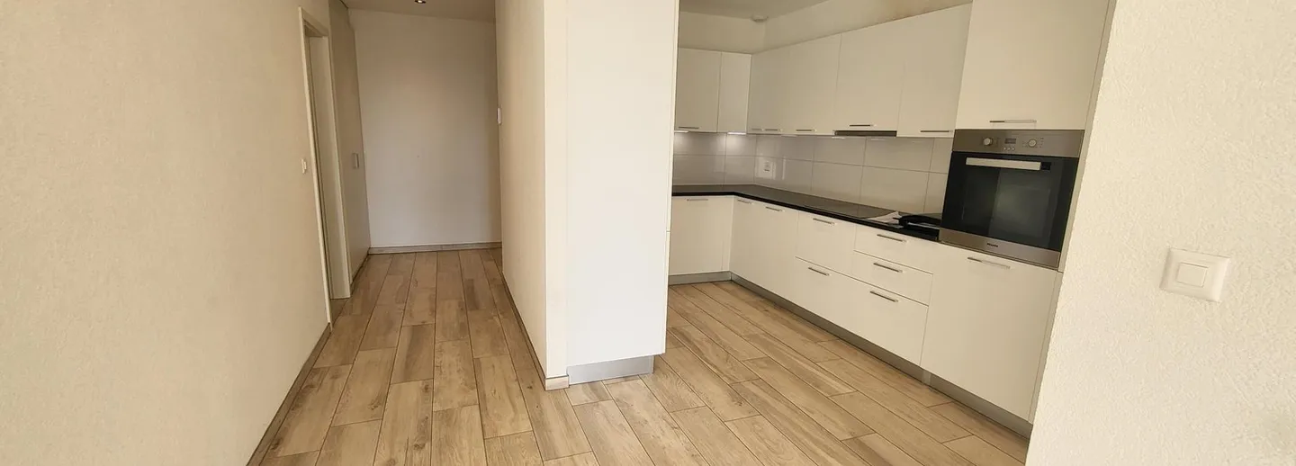 For rent beautiful bright 3.5 room apartment with balcony 2 minutes from the metro 'Fourmi' in Lausanne - Photo 2 of 8