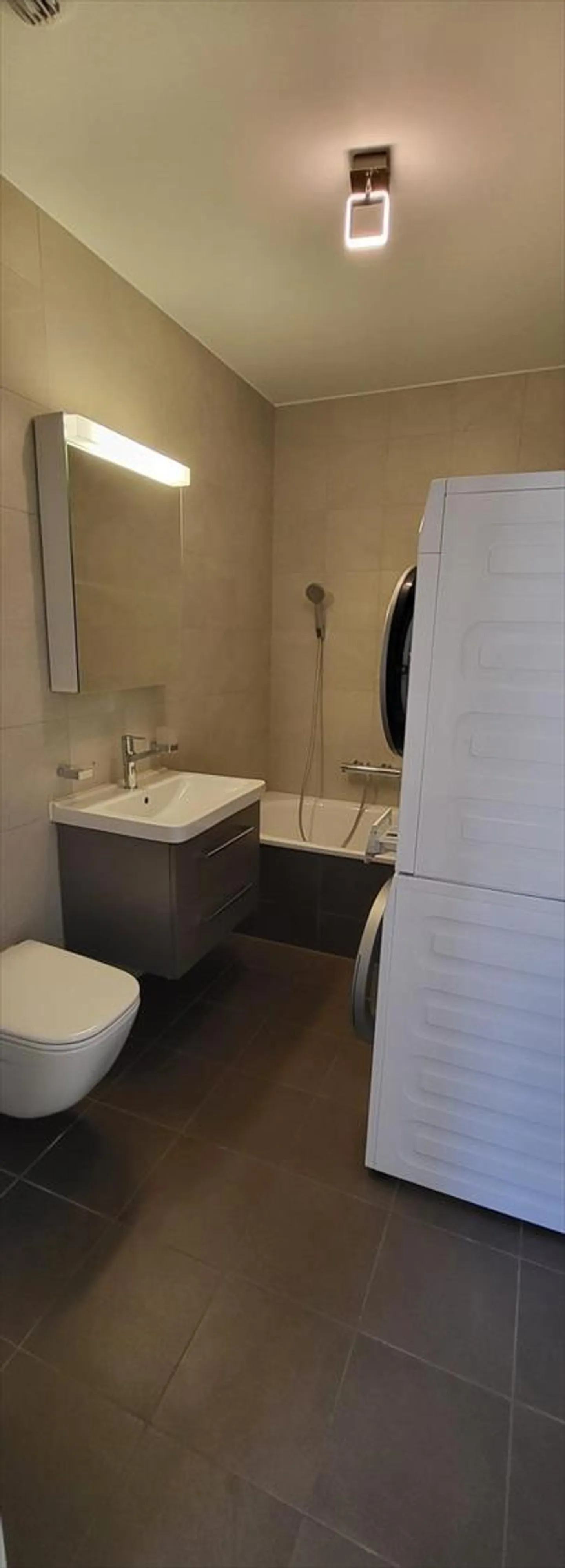 For rent beautiful bright 3.5 room apartment with balcony 2 minutes from the metro 'Fourmi' in Lausanne - Photo 4 of 8