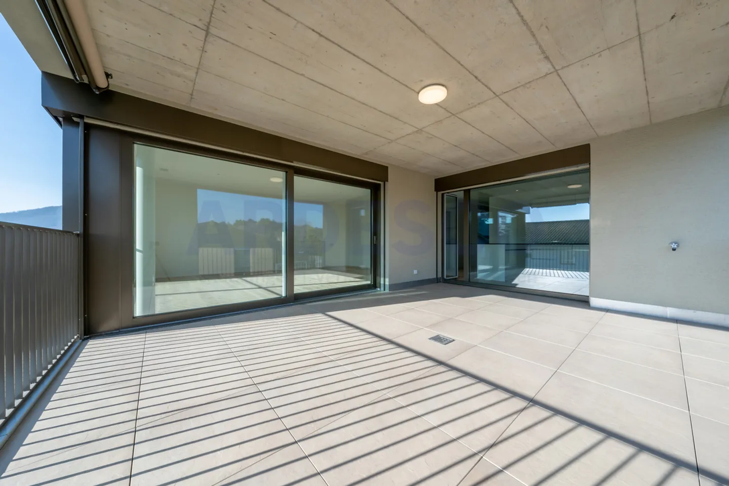 Appartement moderne avec terrasse - Photo 3 sur 8