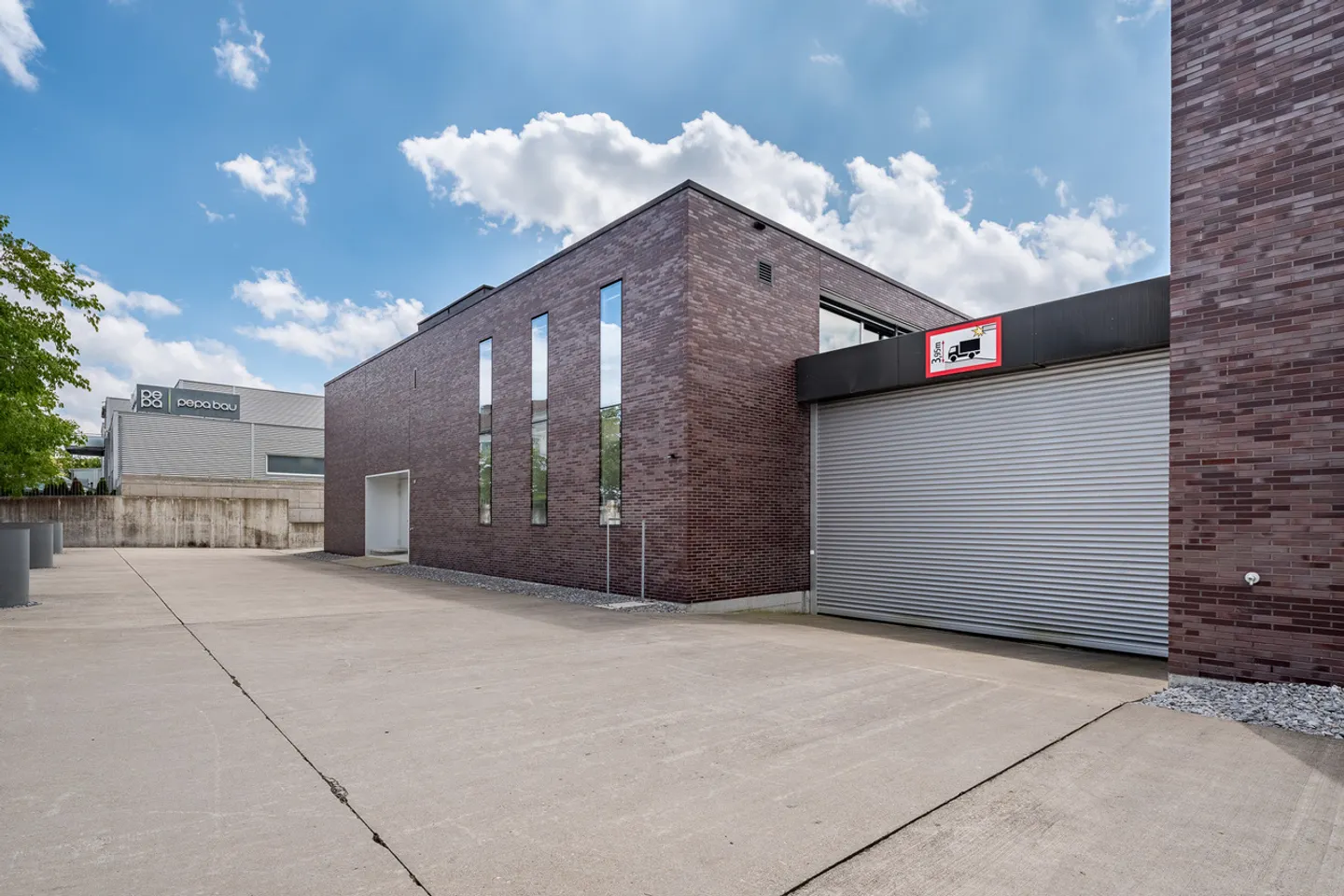 Modern Commercial Property in Tagelswangen - Photo 4 of 15
