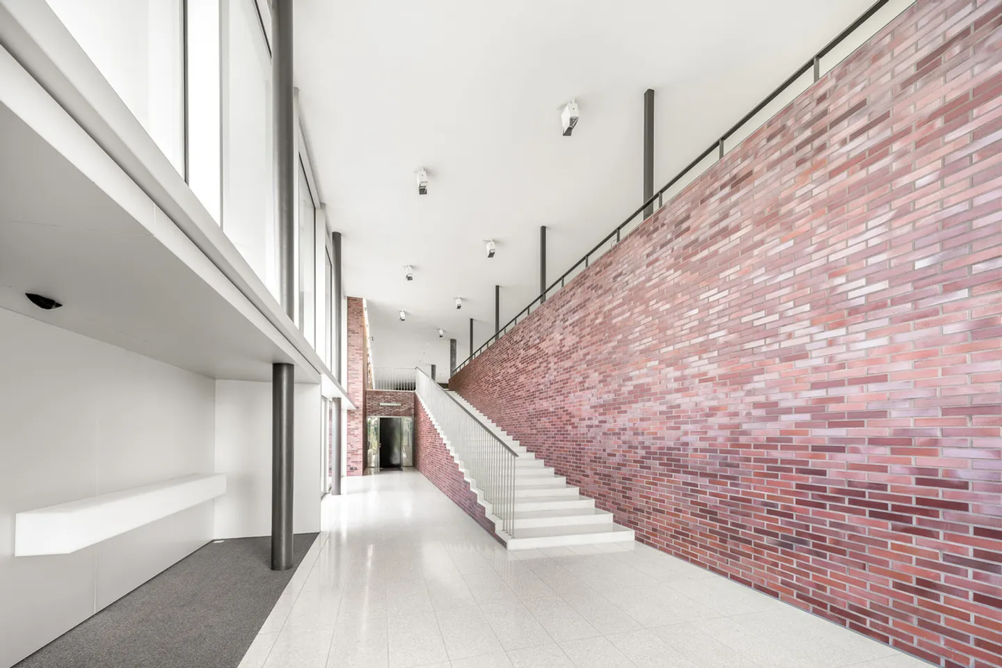 Modern Commercial Property in Tagelswangen - Photo 6 of 15