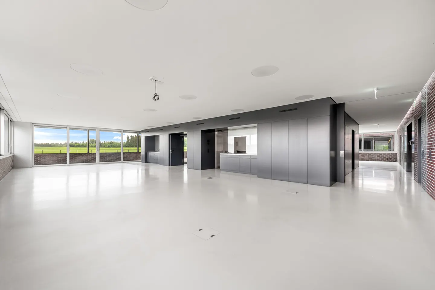 Modern Commercial Property in Tagelswangen - Photo 13 of 15