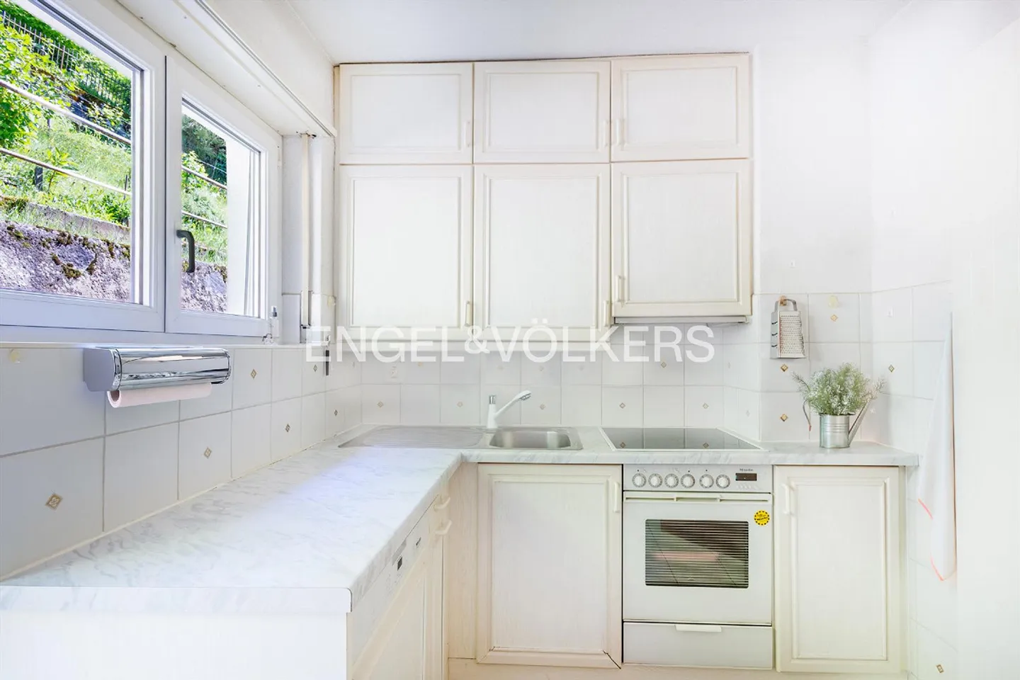 Bellissima villa con vista lago da ristrutturare - Foto 7 di 13