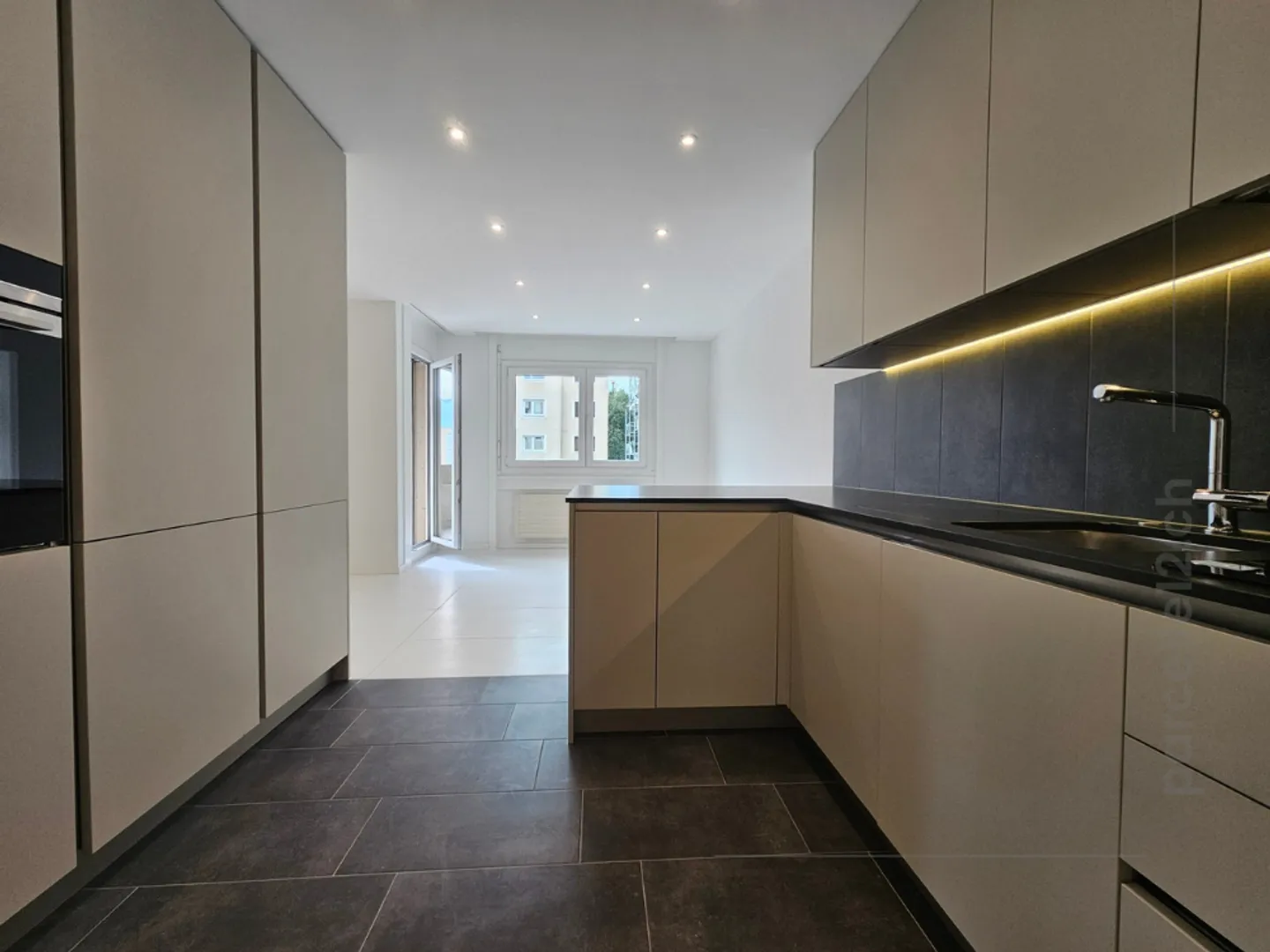 Spacious 3.5-room apartment renovated - Bright, quiet and close to the city center - Photo 1 of 12