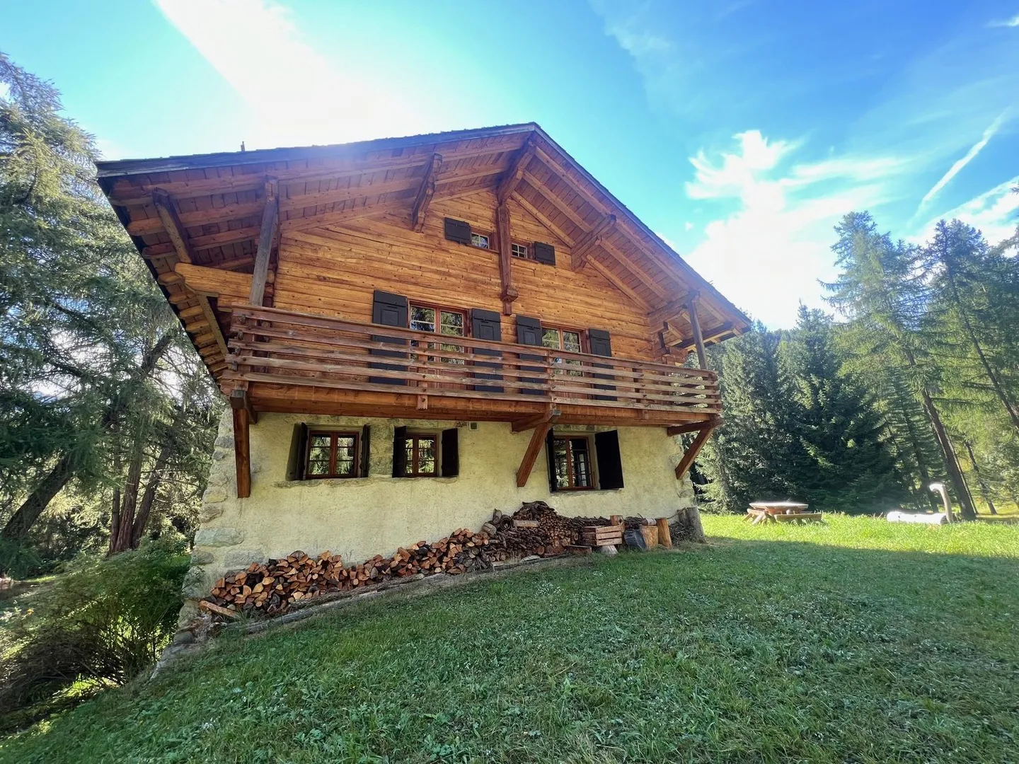 Gelegenheit zum Zugreifen Außergewöhnliches Chalet in einem friedlichen Haven nicht weit vom Zentrum des Skigebiets Tzoumaz - Foto 1 von 13