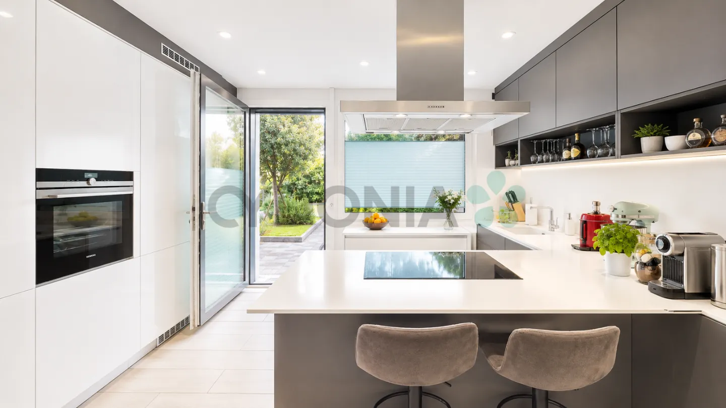 Beautiful terraced house with a surface area of 135 m² spread over three floors, in a zon - Photo 1 of 12