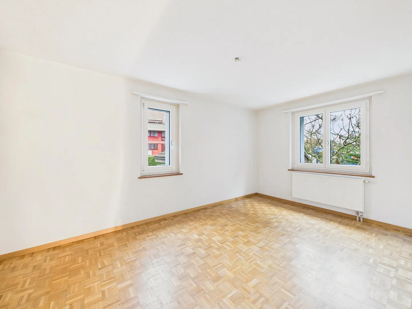 Ampio appartamento di 5,5 stanze in una posizione ideale vicino alla scuola e ai mezzi pubblici,... - Foto 2 di 12