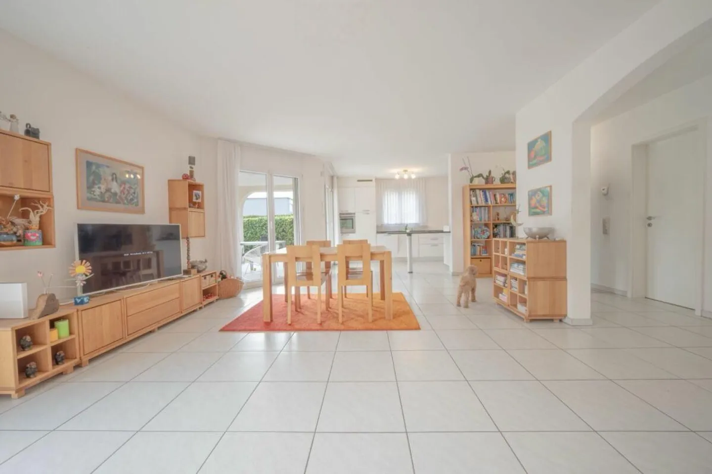 Stunning detached house with garden - Photo 2 of 14