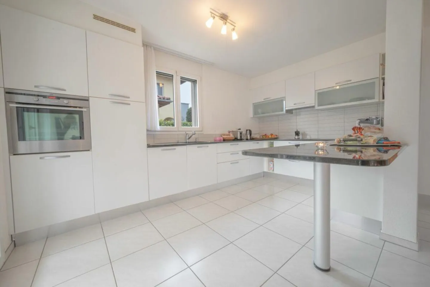 Stunning detached house with garden - Photo 3 of 14