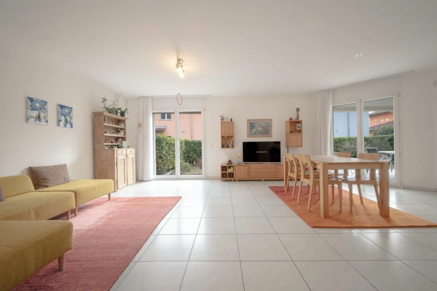 Stunning detached house with garden - Photo 5 of 14