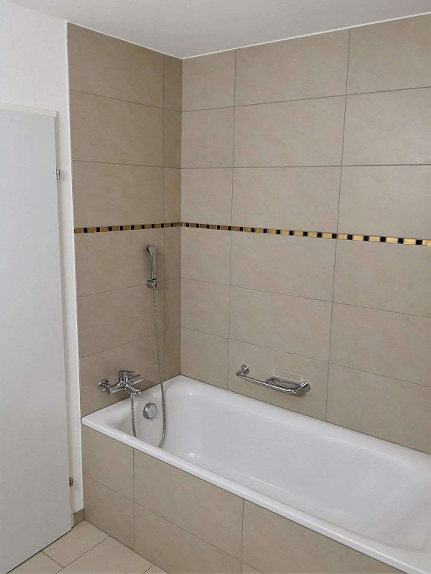 Beautiful, sunny 4½-room apartment for rent near the Rhine - Photo 8 of 10