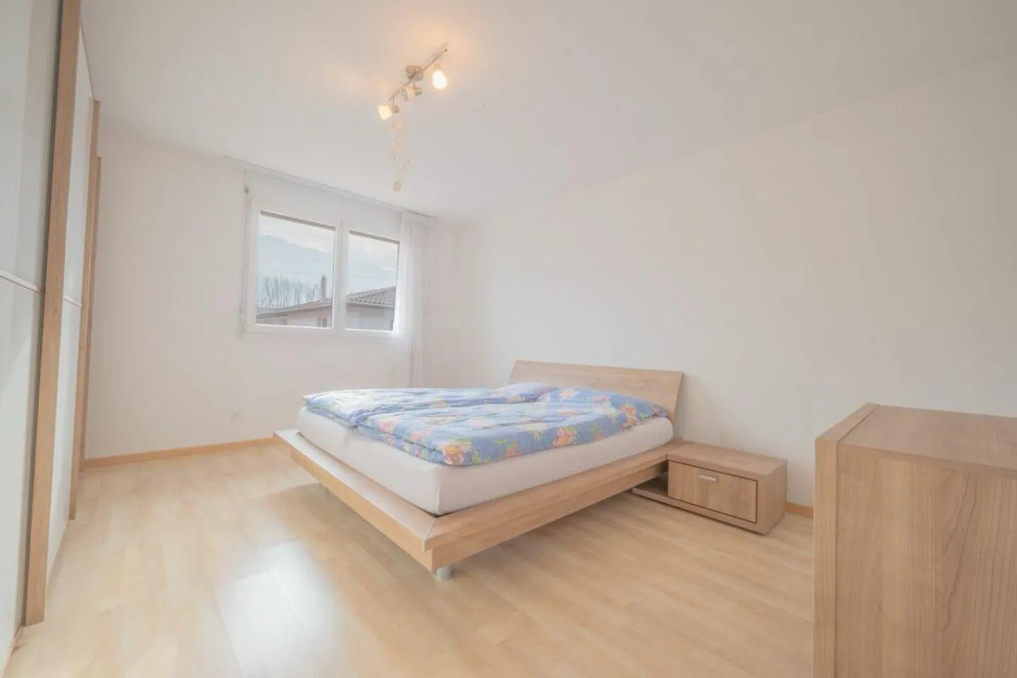 Stunning detached house with garden - Photo 8 of 14