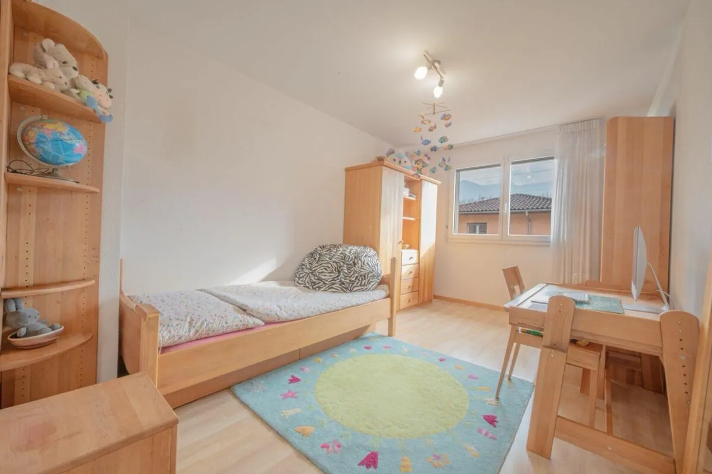 Stunning detached house with garden - Photo 10 of 14