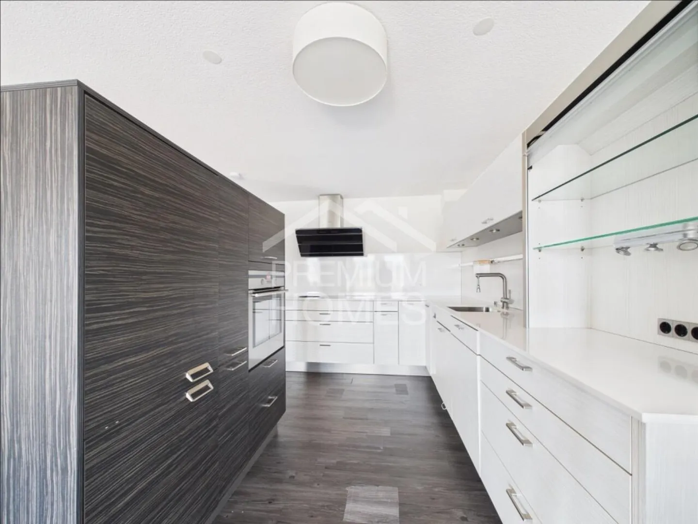 Terraced House with Terrace, Balcony & Dream Location - Photo 3 of 13