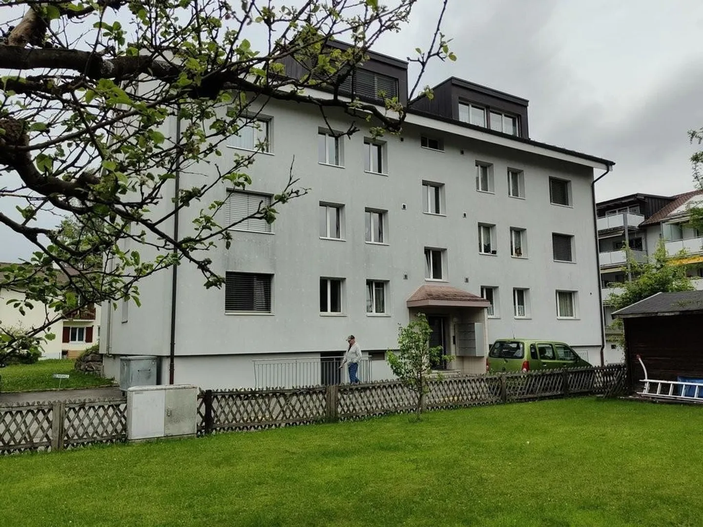 Incantevole appartamento mansardato di 2,5 locali in una posizione tranquilla a Thun - Foto 1 di 10