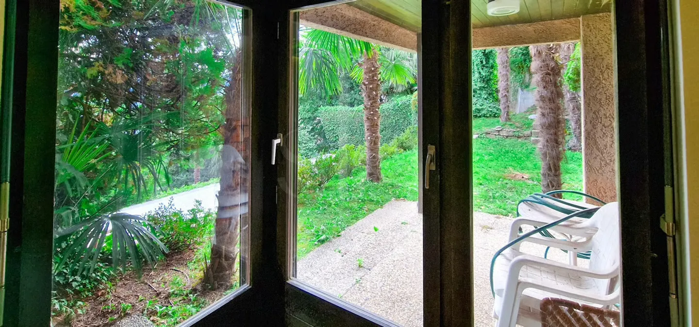 Single-family house with lake view - Photo 13 of 13