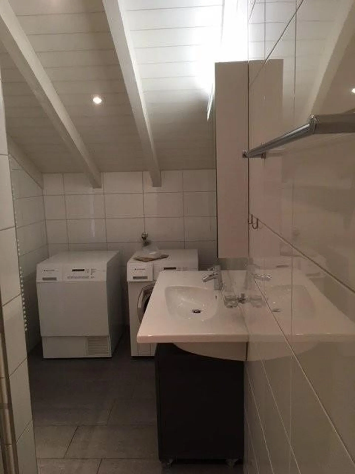 Incantevole appartamento mansardato di 2,5 locali in una posizione tranquilla a Thun - Foto 9 di 10