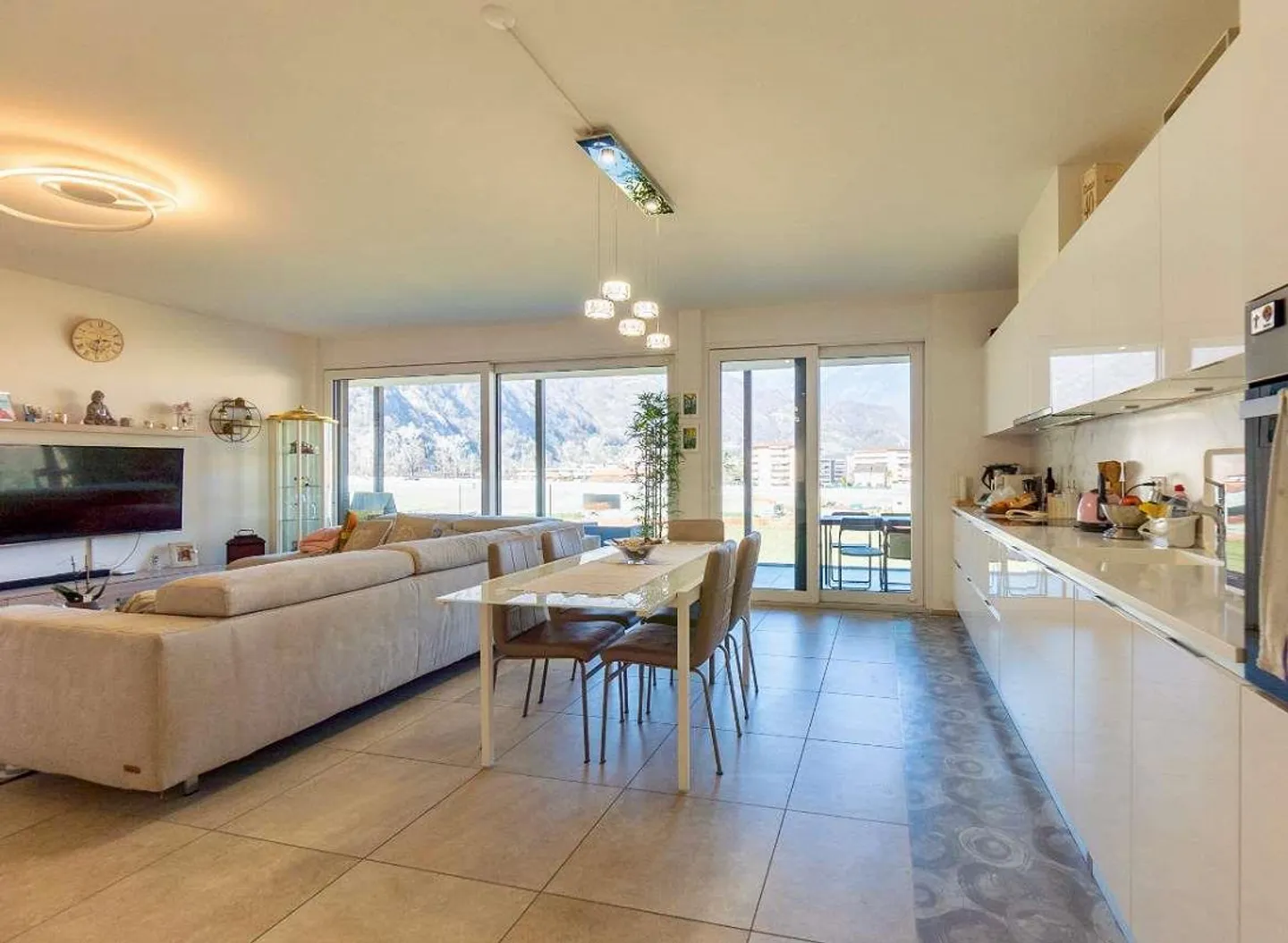 Appartamento elegante a Bellinzona con grande terrazza - Foto 1 di 13