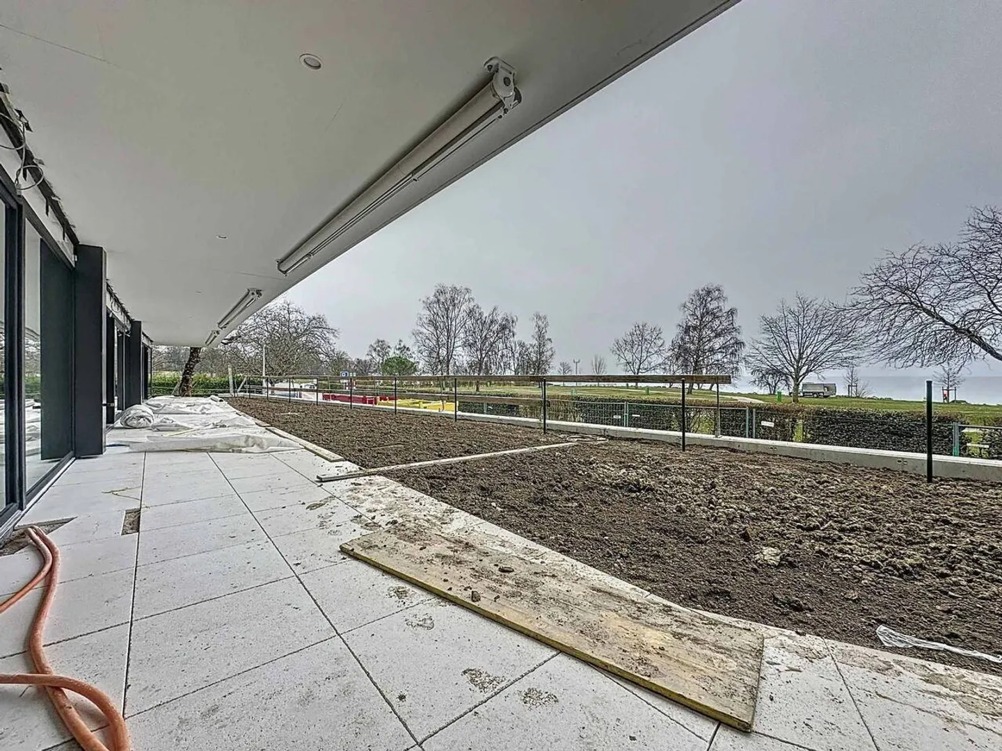 3.5 pièces de 120m2 avec terrasses de 37m2 et jardin privatif de 51m2 - Photo 11 sur 13
