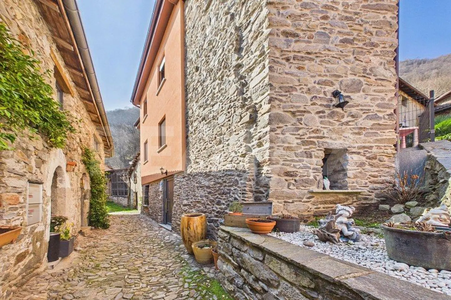 Spacious single-family home in the heart of Sigirino - Photo 1 of 13