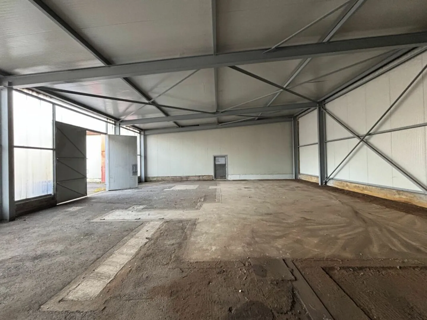 For rent: several halls, warehouses, depots, workshops, production from 180 to 3,681 m2 on industrial site - Photo 5 of 13