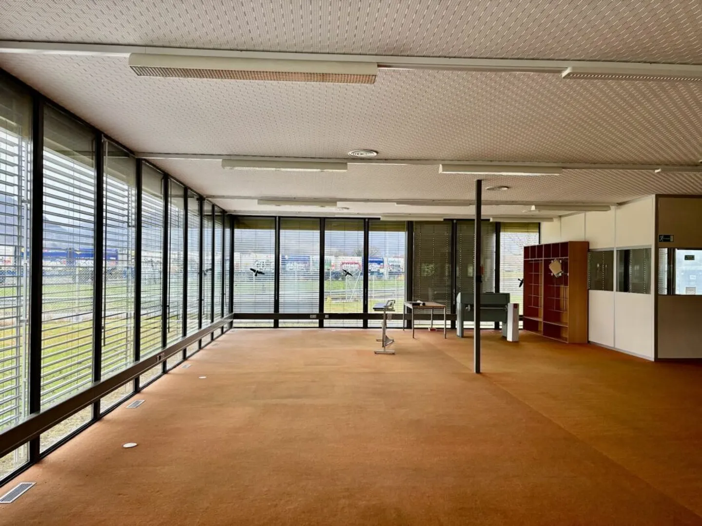 For rent: several halls, warehouses, depots, workshops, production from 180 to 3,681 m2 on industrial site - Photo 9 of 13