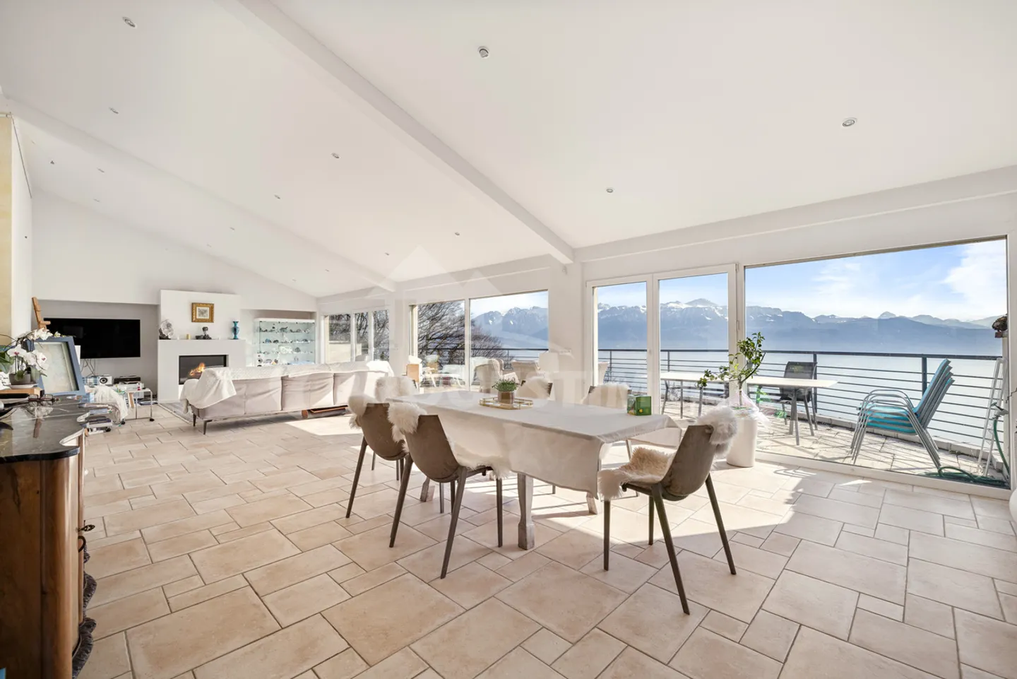 SUPERBA VILLA INDIVIDUALE CON UNA VISTA SPECTACOLARE SUL LAGO - Foto 1 di 14