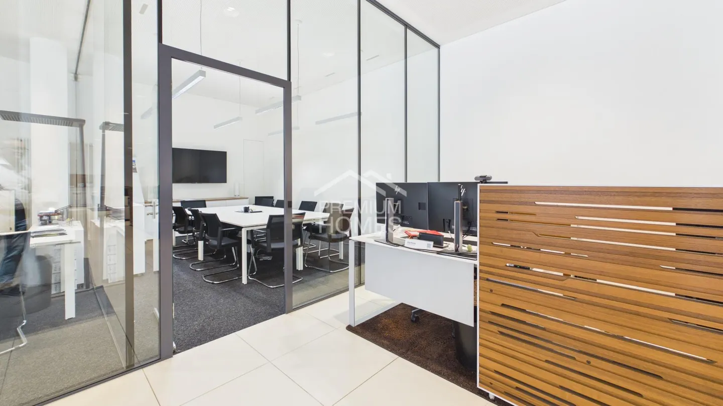 Autohaus mit Showroom in Glarus - Foto 7 von 10
