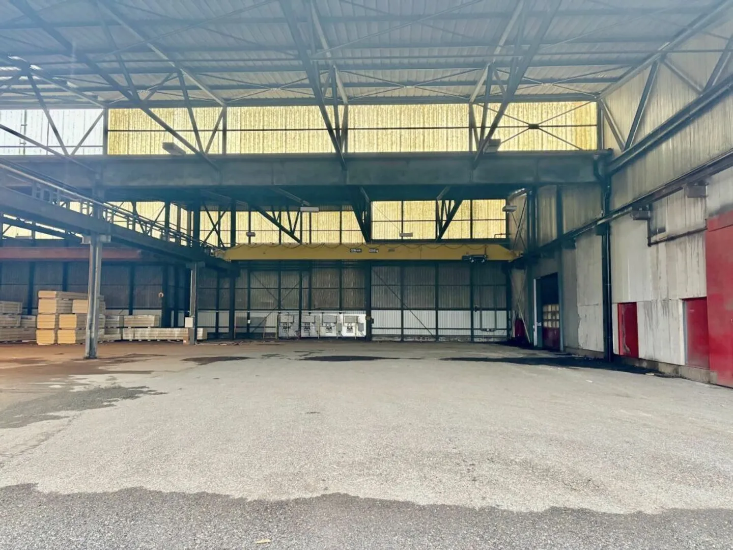 For rent: several halls, warehouses, depots, workshops, production from 180 to 3,681 m2 on industrial site - Photo 11 of 13