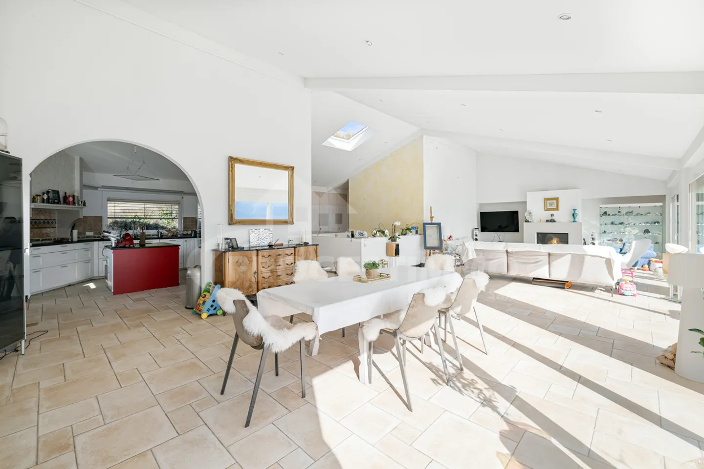 SUPERBA VILLA INDIVIDUALE CON UNA VISTA SPECTACOLARE SUL LAGO - Foto 2 di 14