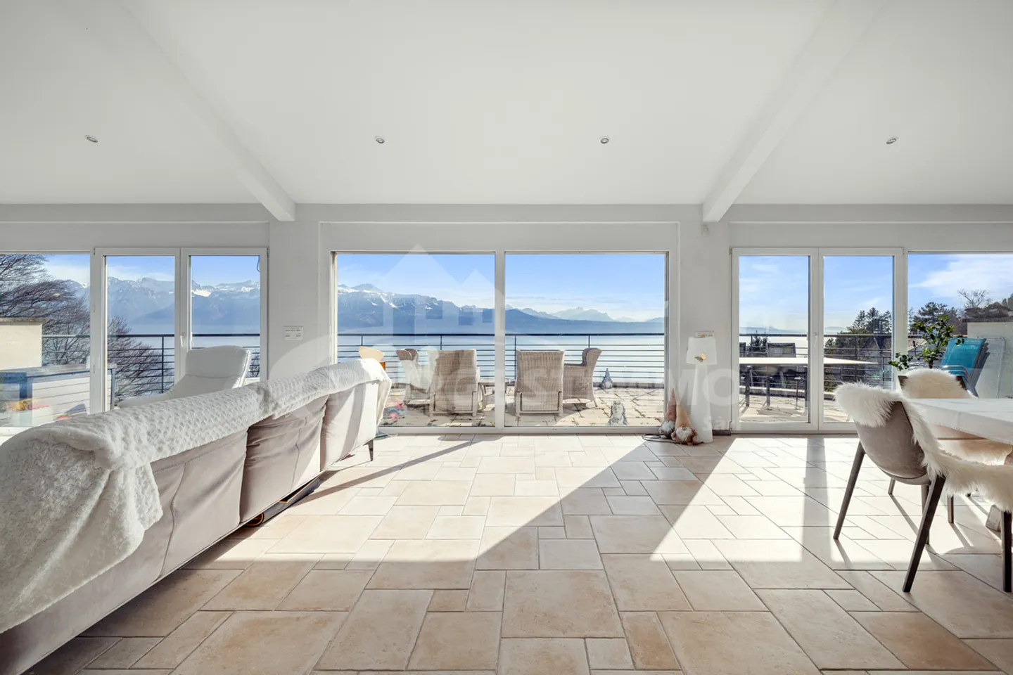 SUPERBA VILLA INDIVIDUALE CON UNA VISTA SPECTACOLARE SUL LAGO - Foto 3 di 14