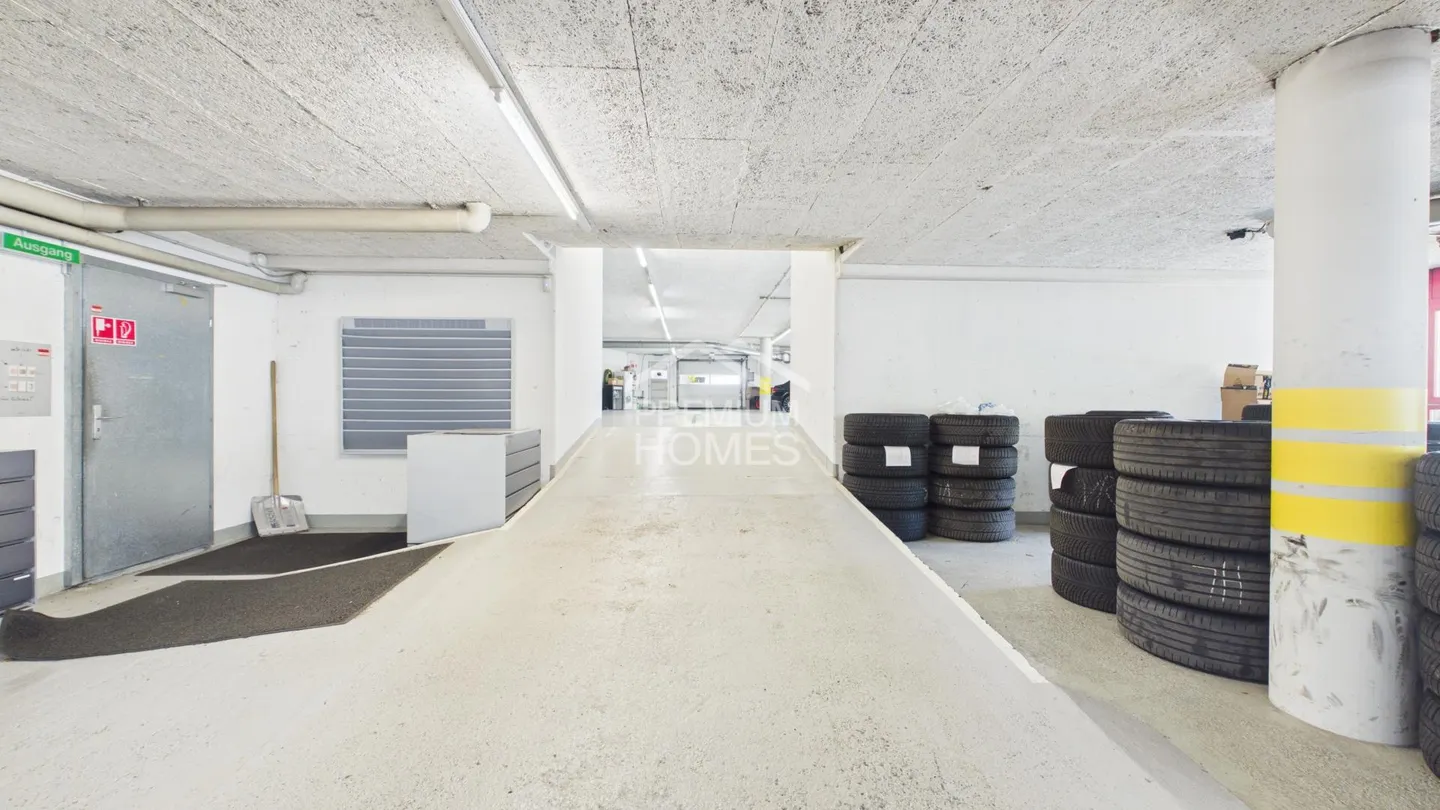 Autohaus mit Showroom in Glarus - Foto 8 von 10