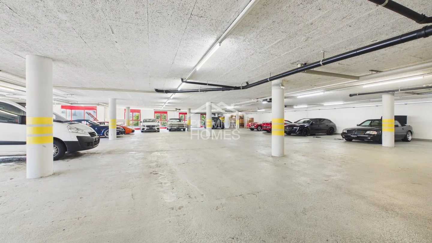 Autohaus mit Showroom in Glarus - Foto 9 von 10