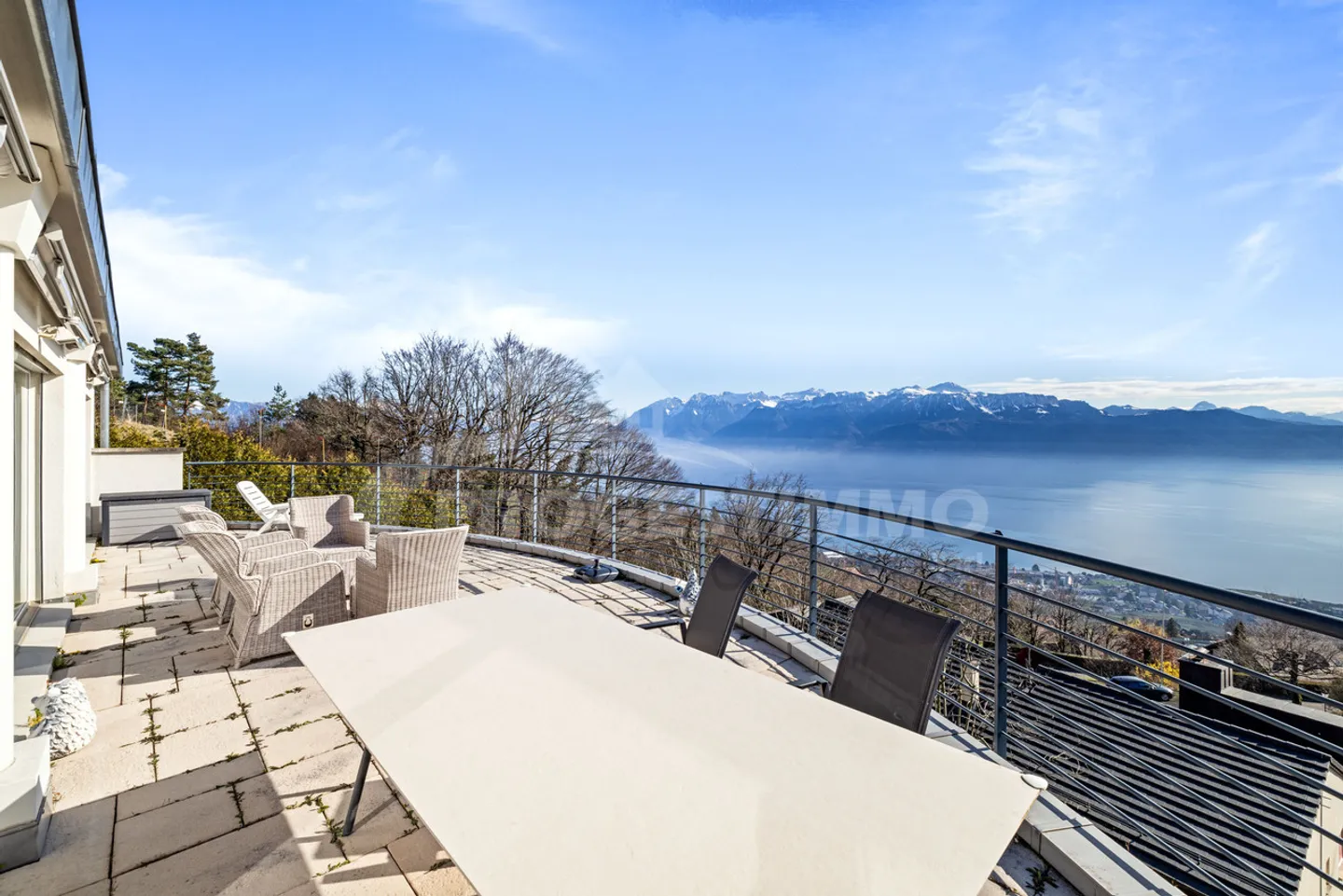 SUPERBA VILLA INDIVIDUALE CON UNA VISTA SPECTACOLARE SUL LAGO - Foto 5 di 14