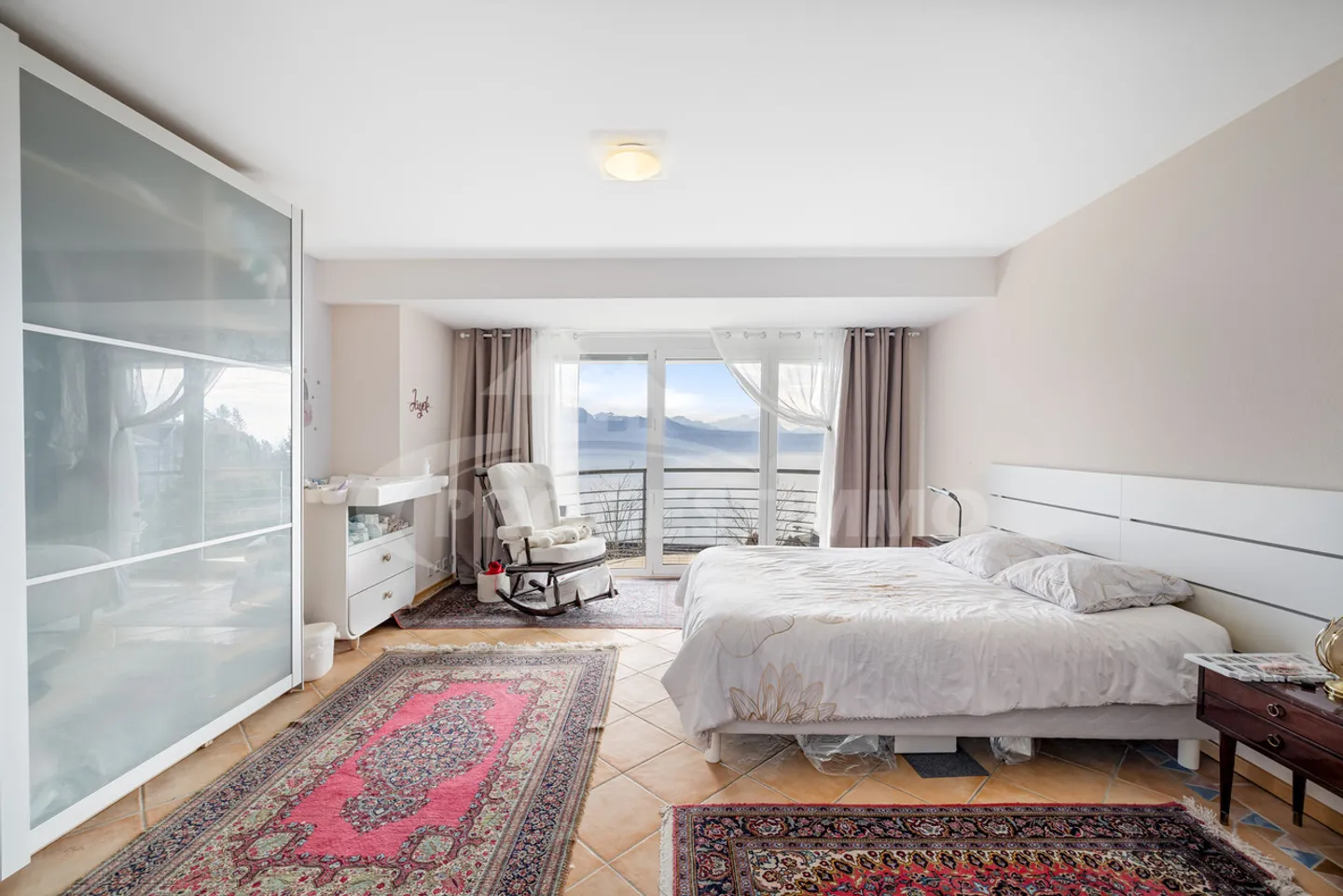 SUPERBA VILLA INDIVIDUALE CON UNA VISTA SPECTACOLARE SUL LAGO - Foto 10 di 14