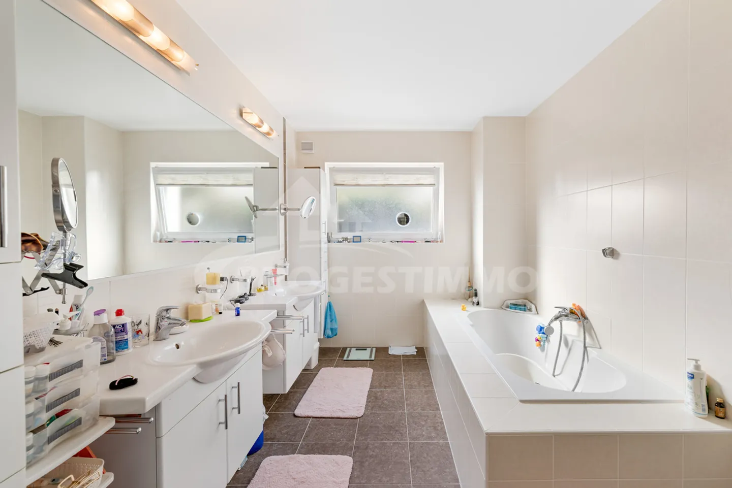 SUPERBA VILLA INDIVIDUALE CON UNA VISTA SPECTACOLARE SUL LAGO - Foto 11 di 14