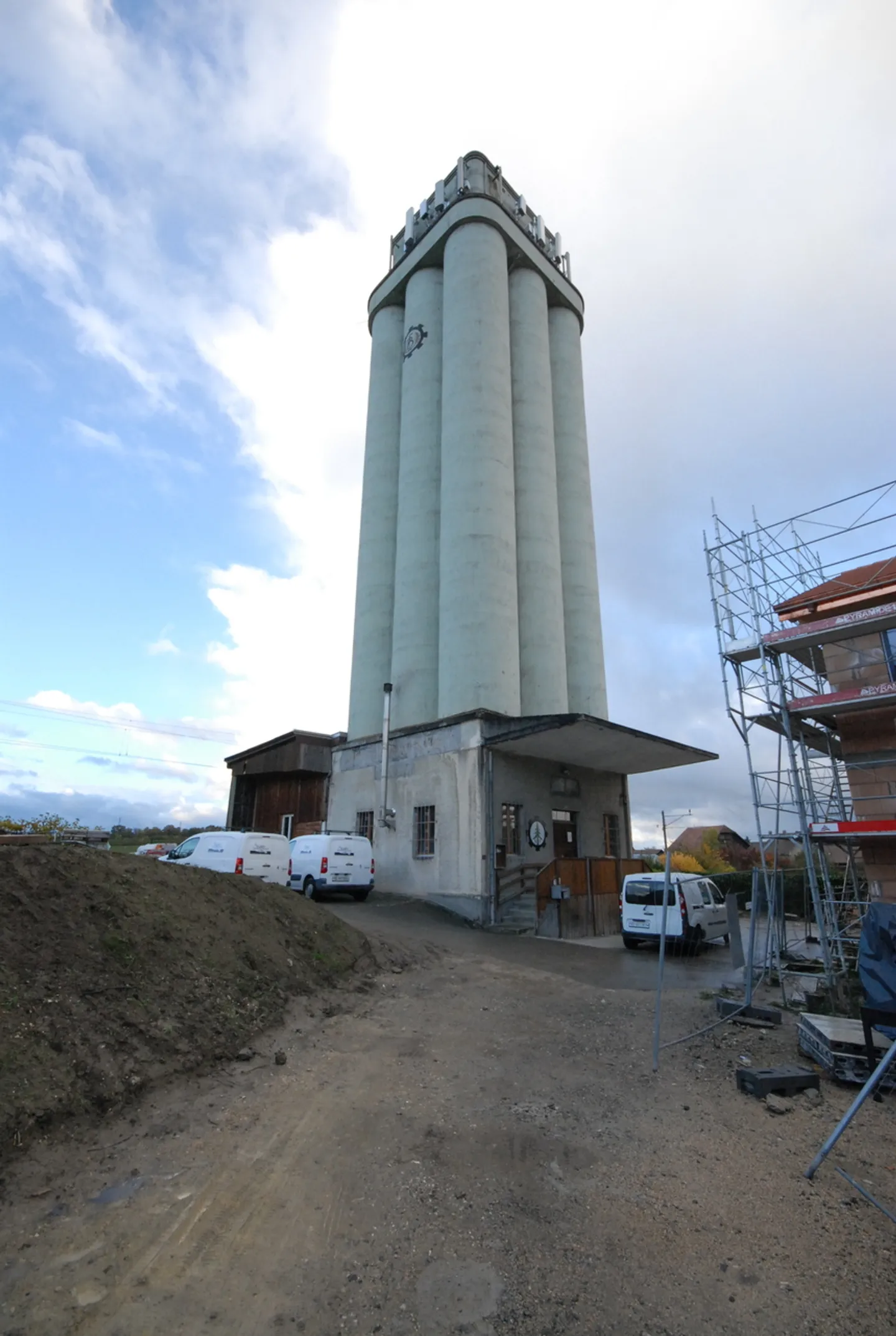 Zu verkaufen in Corcelles-près-Payerne, ehemaliger stillgelegter Silo mit Büro und Lager - Foto 1 von 17