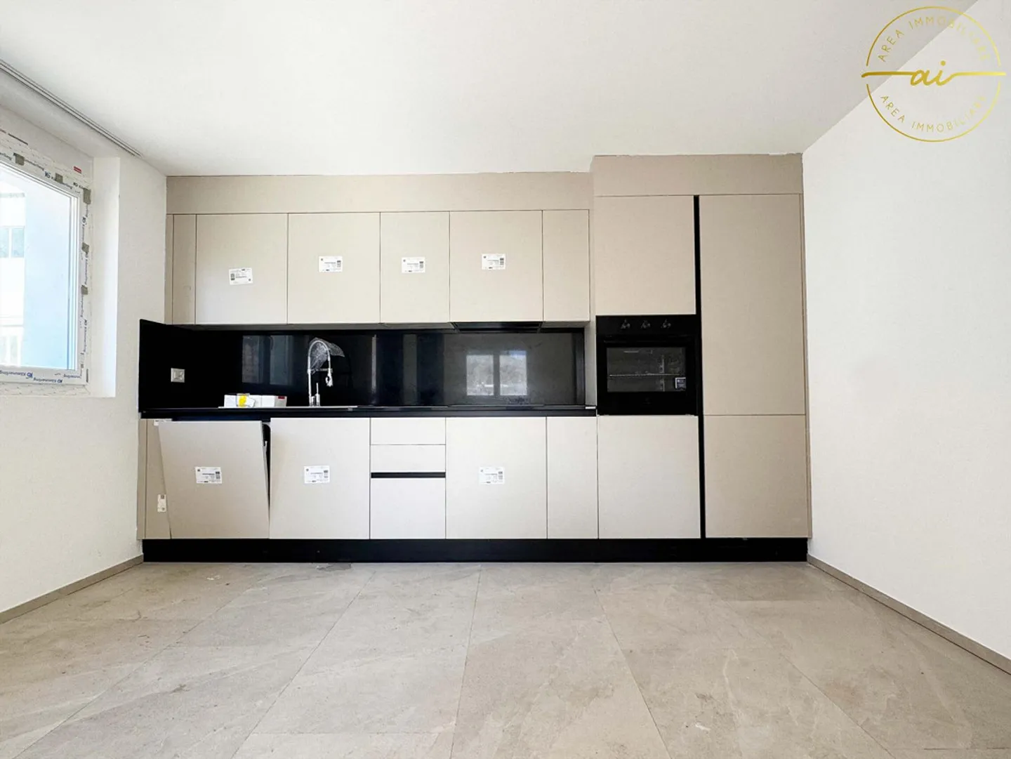 NEU GEBEBAUTE DOPPELHAUSHÄLFTE MIT ZWEI WOHNUNGEN - Foto 3 von 13