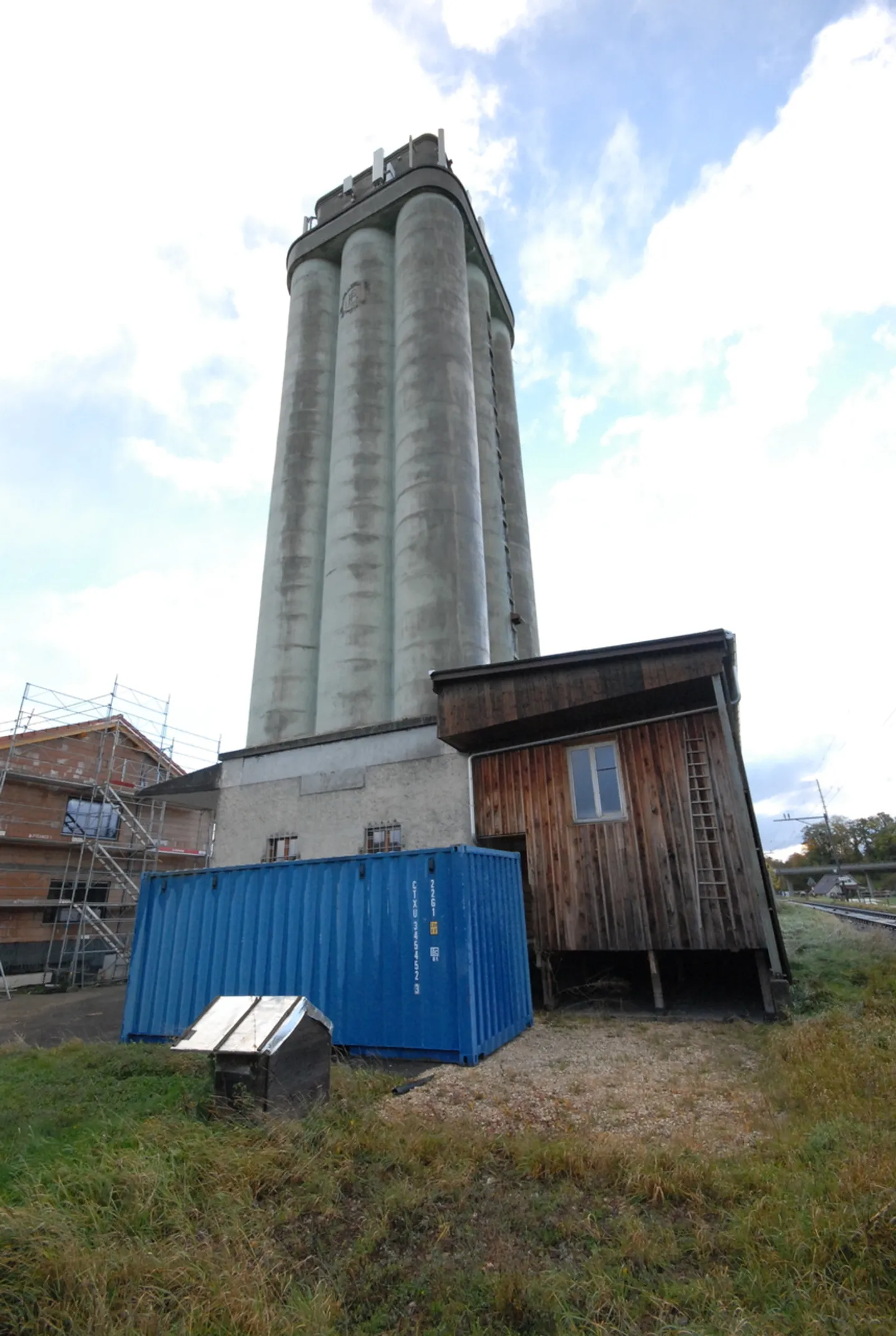 Zu verkaufen in Corcelles-près-Payerne, ehemaliger stillgelegter Silo mit Büro und Lager - Foto 4 von 17