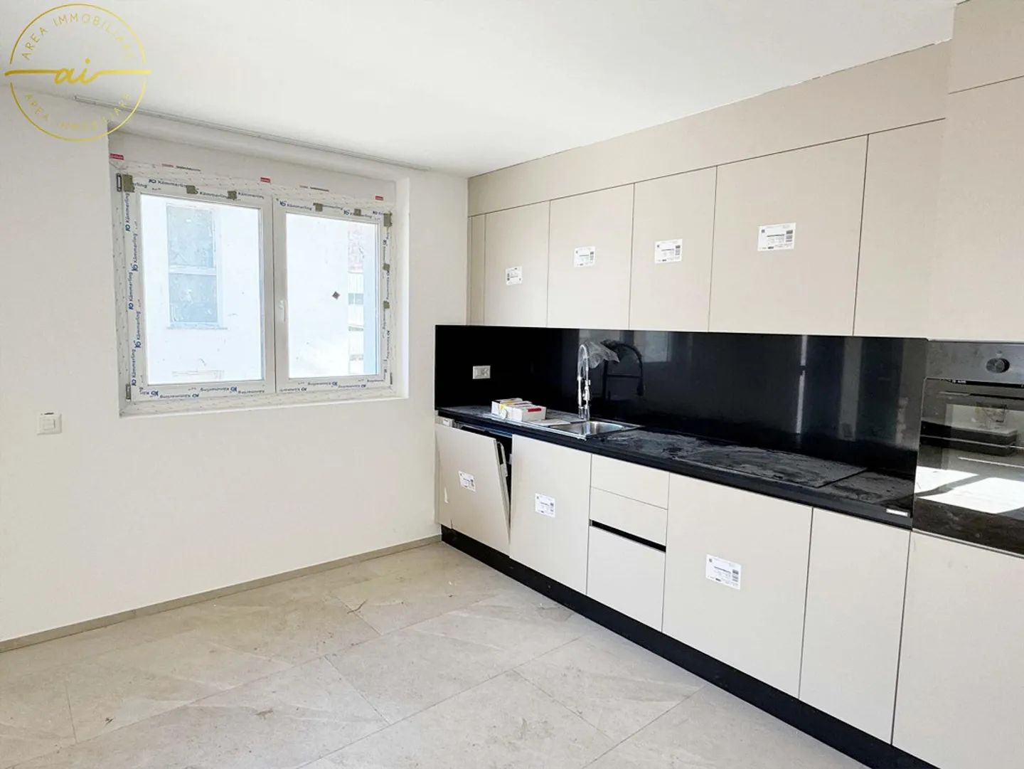 NEU GEBEBAUTE DOPPELHAUSHÄLFTE MIT ZWEI WOHNUNGEN - Foto 4 von 13