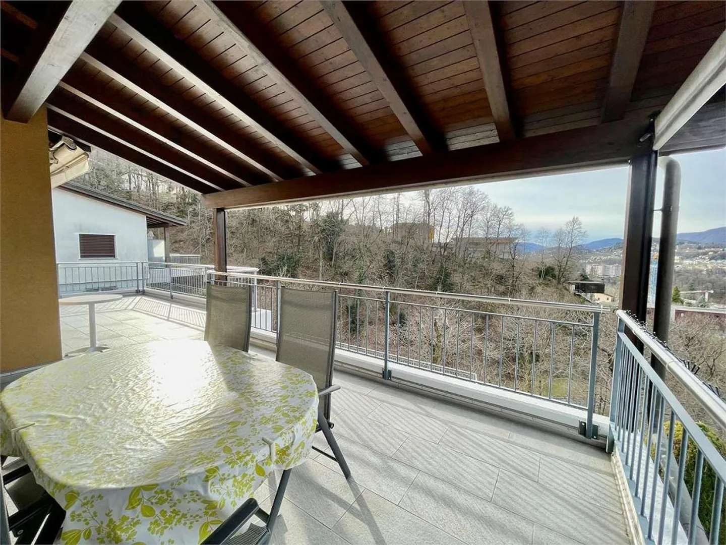 Villa bifamiliare con piscina e vista panoramica - Cadro - Foto 2 di 13