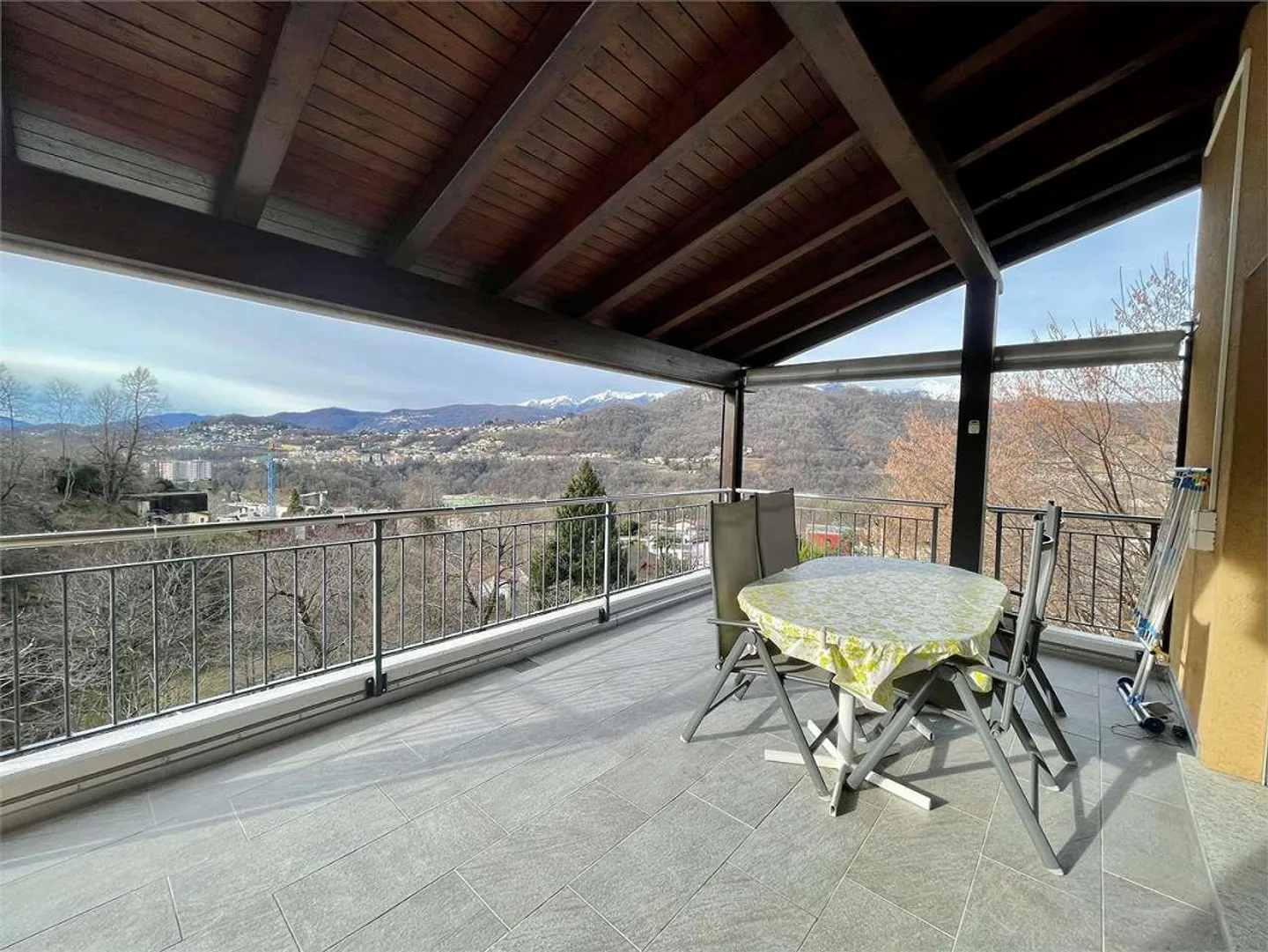 Villa bifamiliare con piscina e vista panoramica - Cadro - Foto 3 di 13