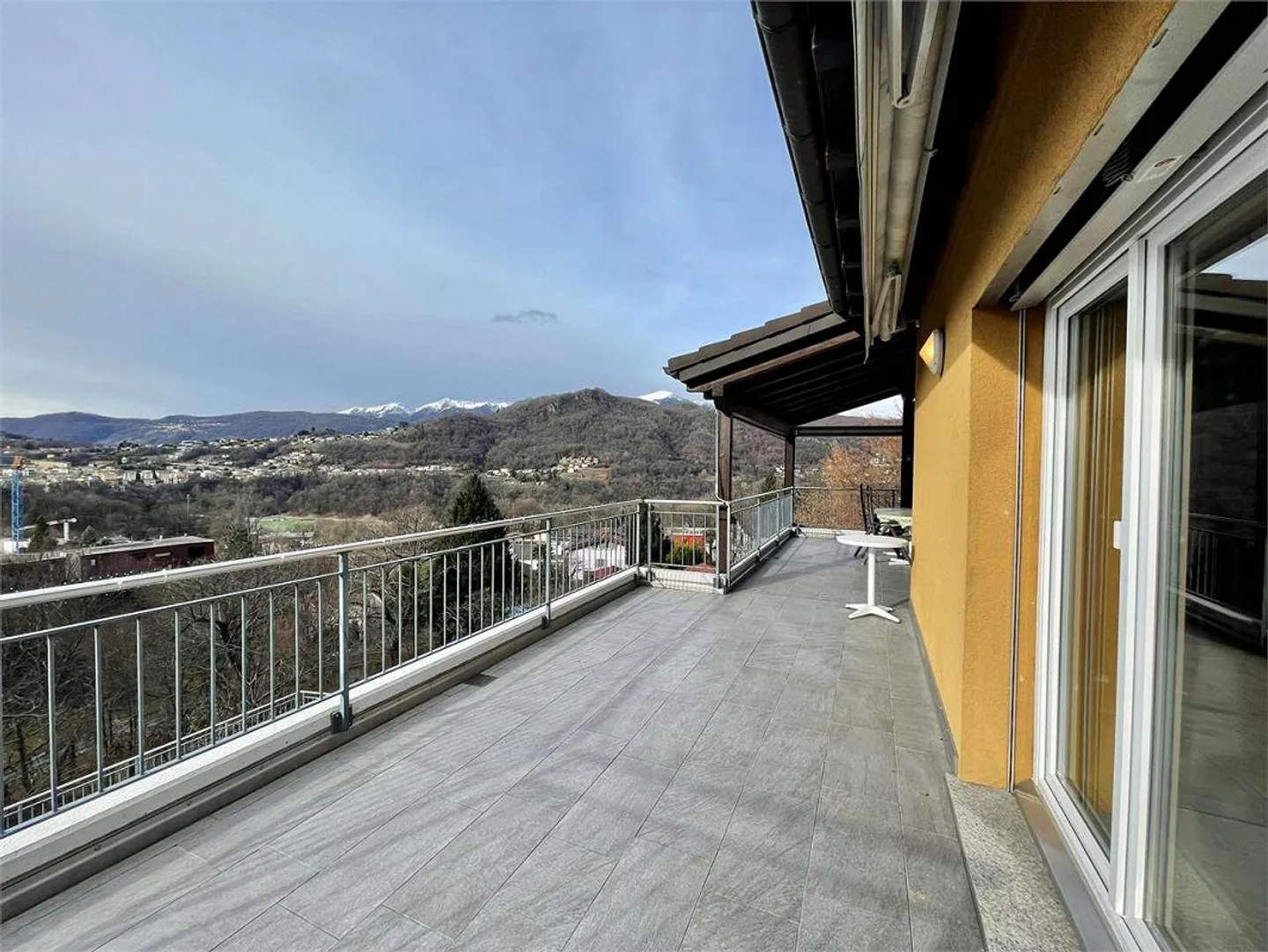 Villa bifamiliare con piscina e vista panoramica - Cadro - Foto 4 di 13