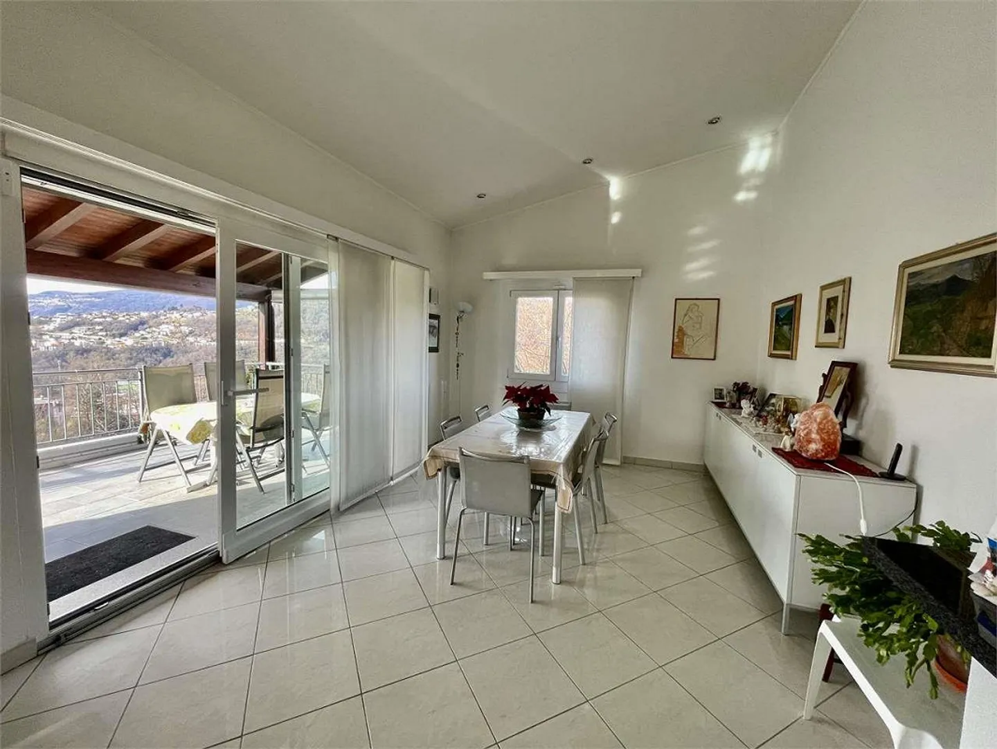 Villa bifamiliare con piscina e vista panoramica - Cadro - Foto 7 di 13