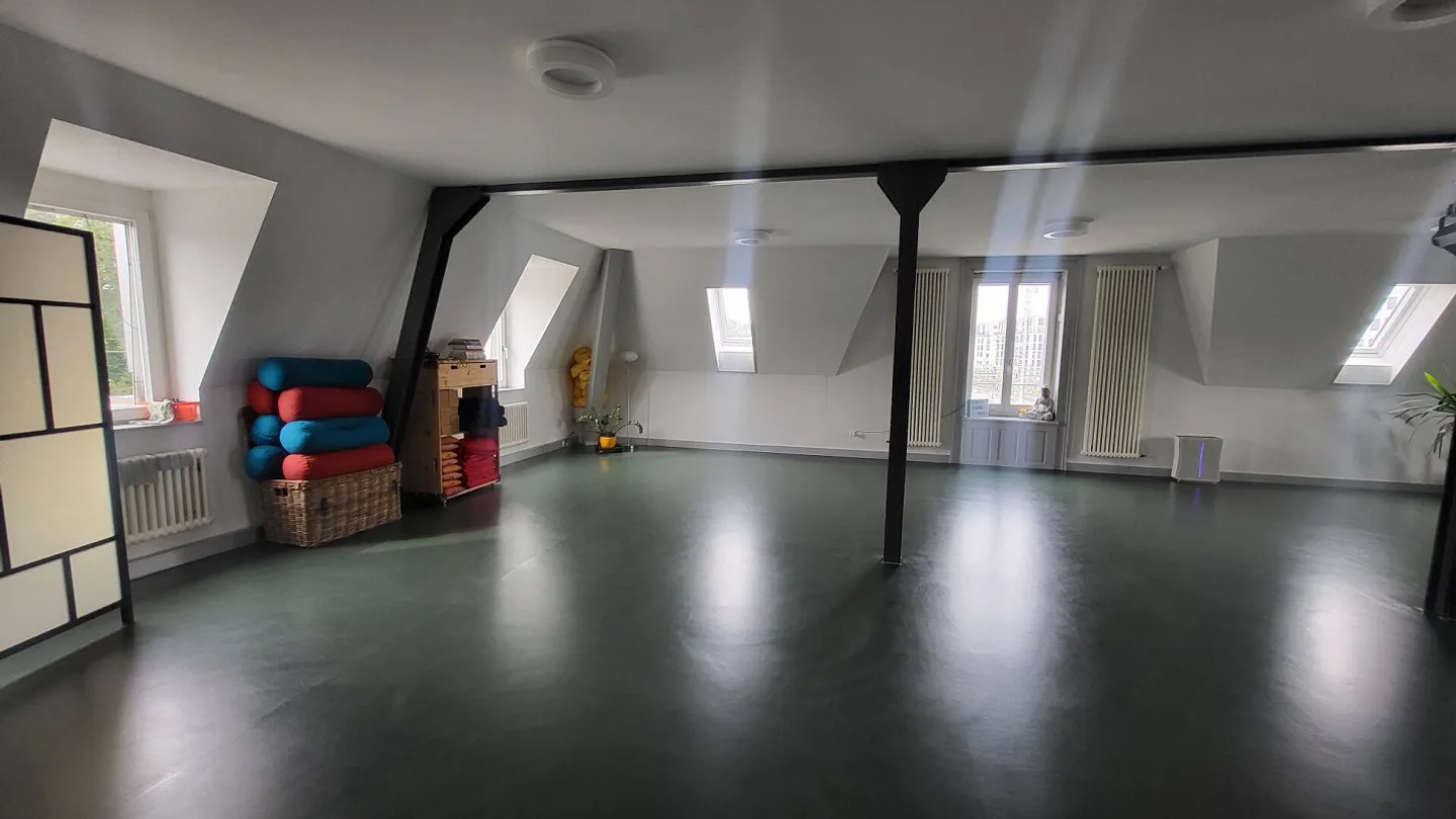Bright, large converted rental space on the 2nd floor near Bülach train station - Photo 1 of 7