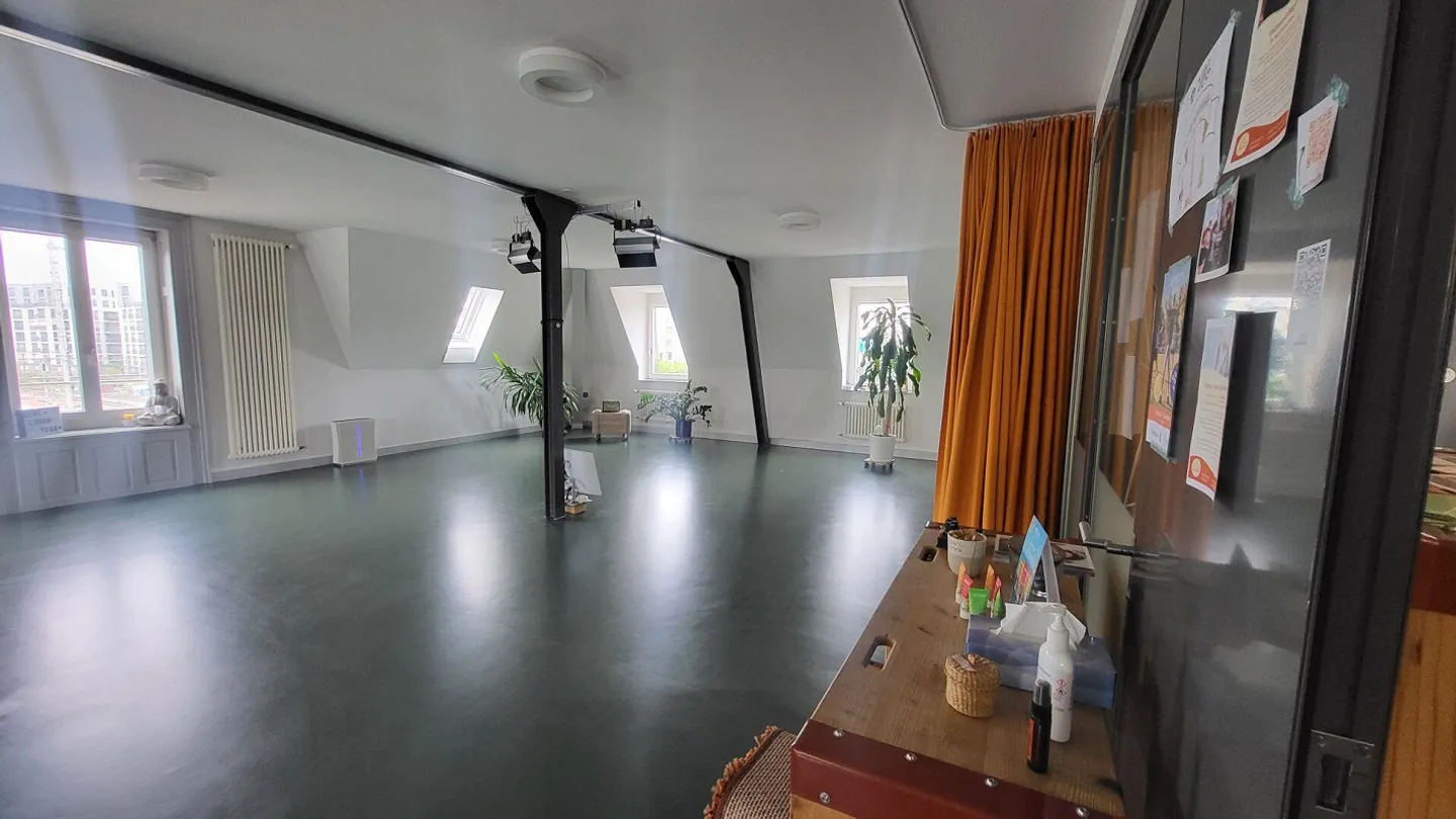Bright, large converted rental space on the 2nd floor near Bülach train station - Photo 2 of 7