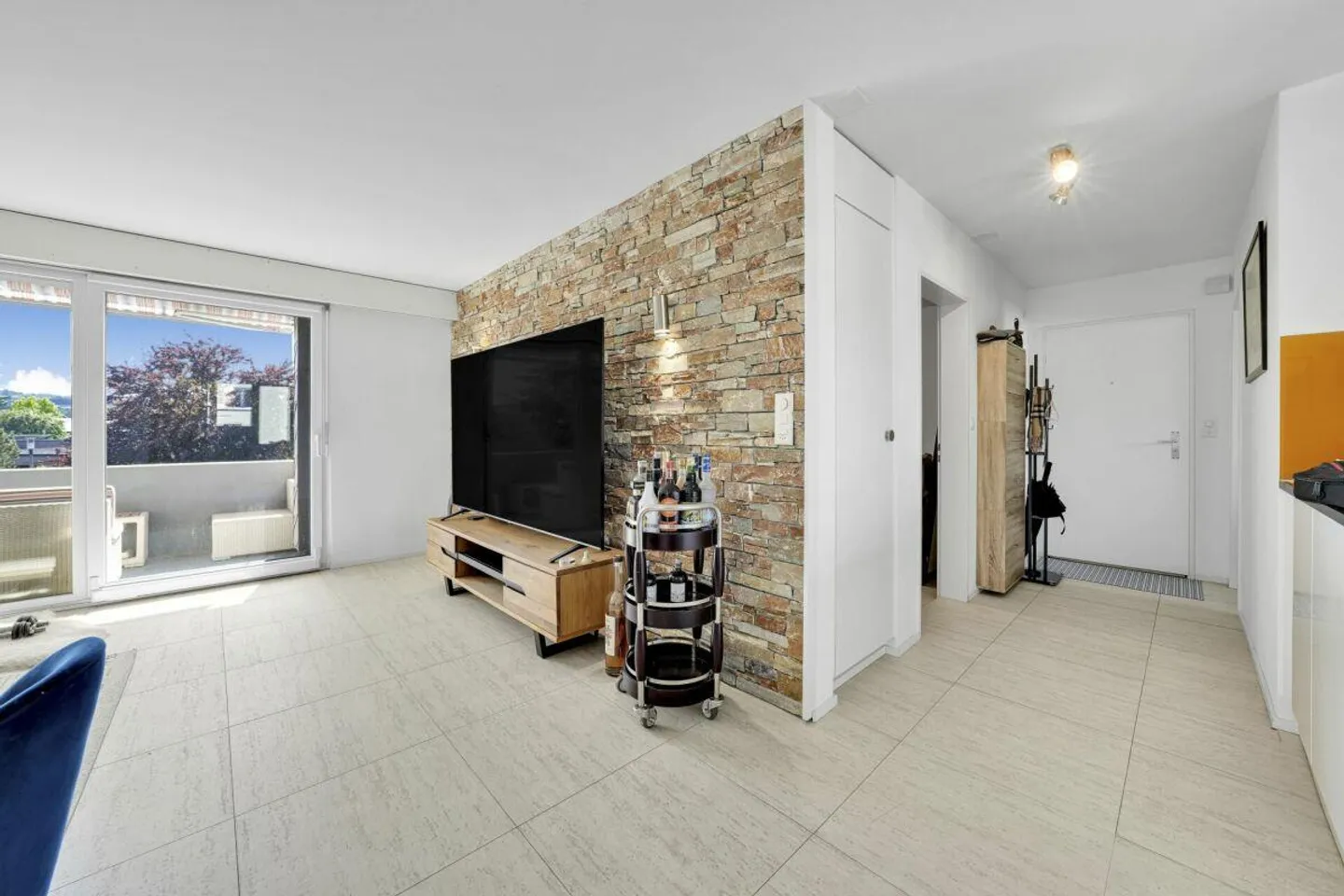 Modernized 3.5-room apartment in a central location - Photo 3 of 10