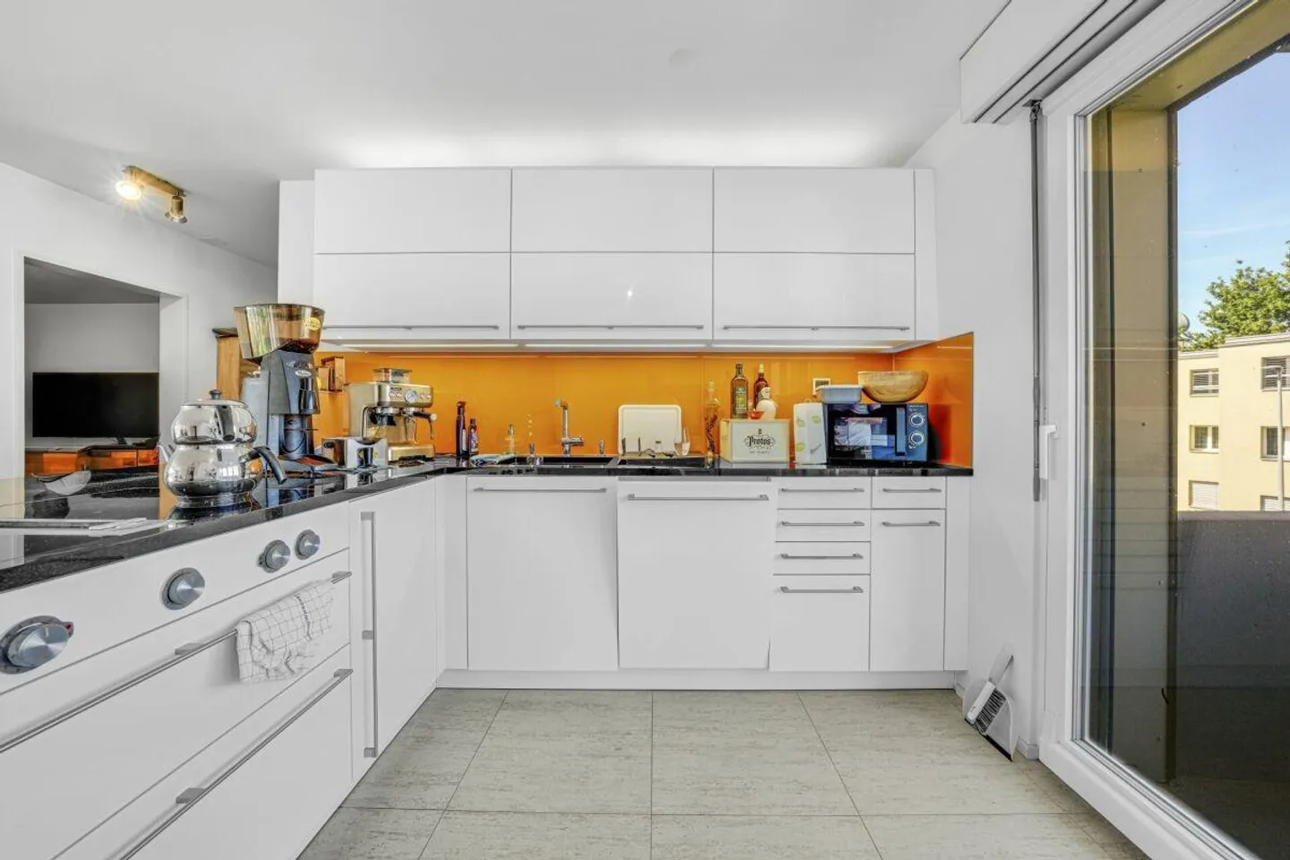 Modernized 3.5-room apartment in a central location - Photo 4 of 10