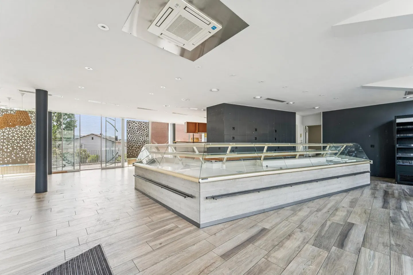 Espace commercial et de vente dans un emplacement central à Oberengstringen - Photo 4 sur 7