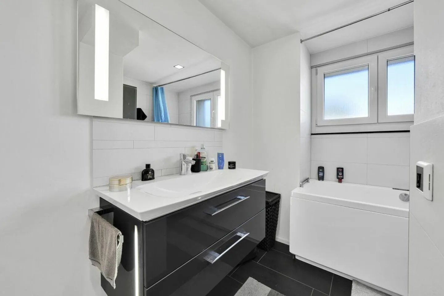 Modernized 3.5-room apartment in a central location - Photo 8 of 10